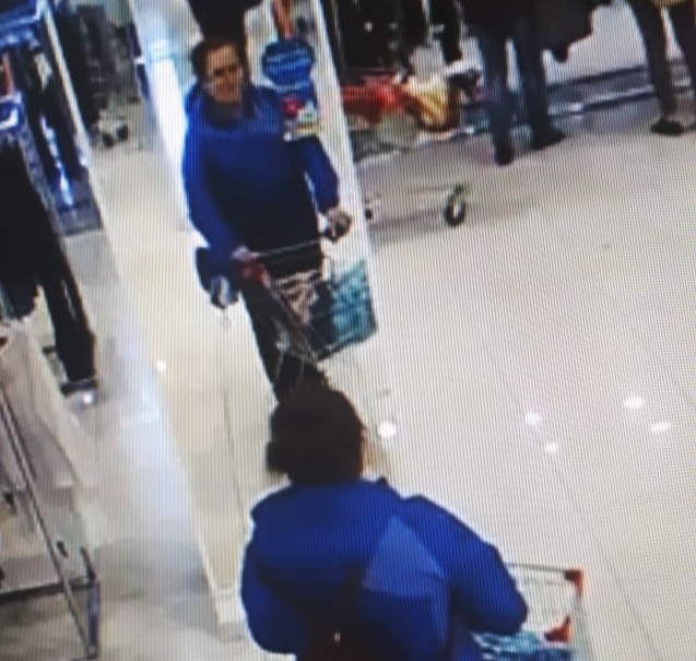 Полицейские Каменска-Уральского попросили опознать по крайне размытому снимку с камеры видеонаблюдения женщину, которую зачем-то ищут