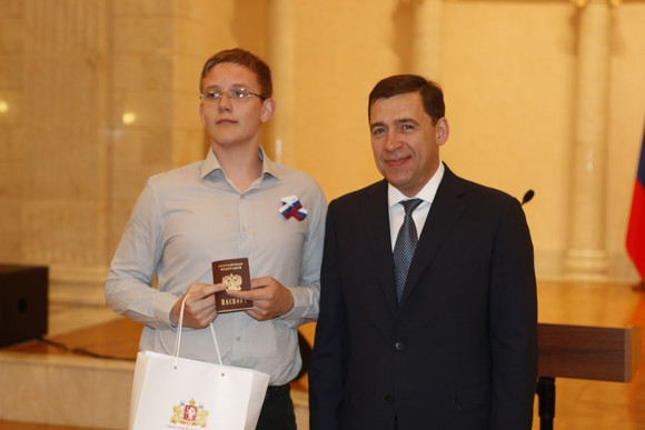 Юные спортсмены из Каменска-Уральского, добившиеся успехов в спорте и не только, получили паспорта из рук губернатора Евгения Куйвашева