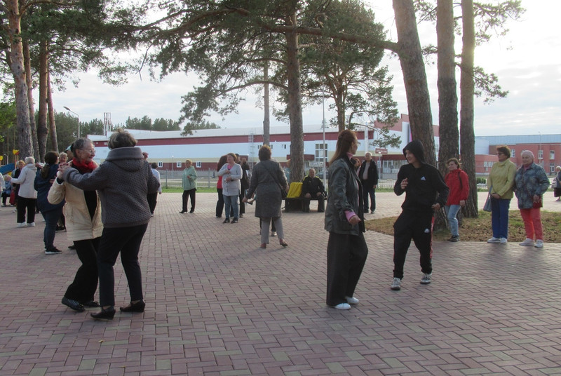 Пожилые каменцы собрались в парке «Космос» - здесь для них была подготовлена программа от детского центра в честь Дня пенсионера