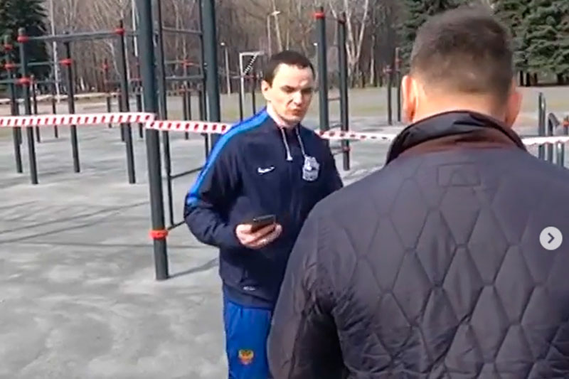 Мэр Новокузнецка хотел сделать замечание мужчине, который вышел на спортплощадку. Тот ответил матом Мэр Новокузнецка хотел сделать замечание мужчине, который вышел на спортплощадку. Тот ответил матом