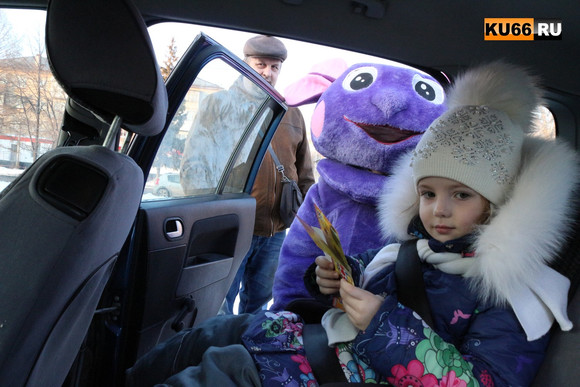 Не нарушаешь правила – получаешь билет: циркачи и Госавтоинспекция провели совместный «рейд» в Каменске-Уральском