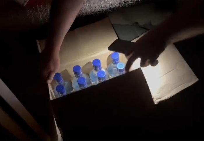 Пять коробок «паленки» нашли в сауне Каменска-Уральского, где когда-то заживо сгорели две девушки — помещение превратили в притон  | В Каменске-Уральском изъяли 50 литров немаркированного алкоголя