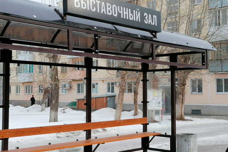 «Били методично с тыльной стороны». Вандалы уничтожили стекла на остановке у школы № 31 в Каменске. Мэрия подала заявление в полицию