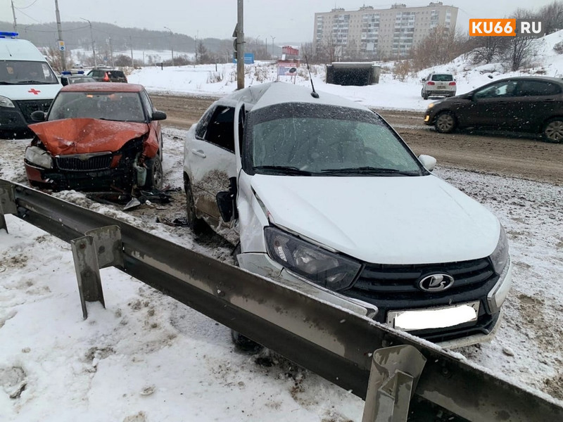 В Каменске-Уральском в ДТП пострадал водитель отечественной легковушки В Каменске-Уральском в ДТП пострадал водитель отечественной легковушки