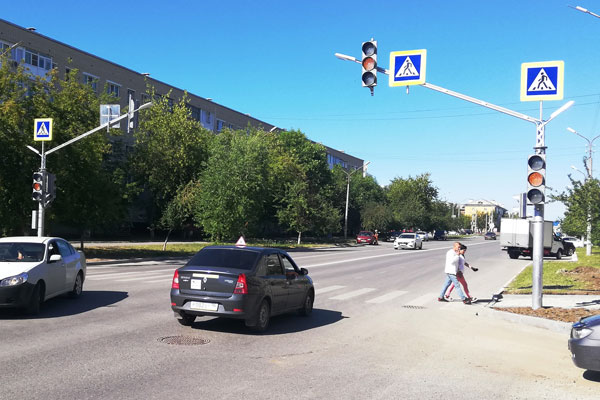 Давить не надо: подошли, приложили к датчику руку или палец и хватит. В Каменске-Уральском на ул. Кунавина запускают новый светофор