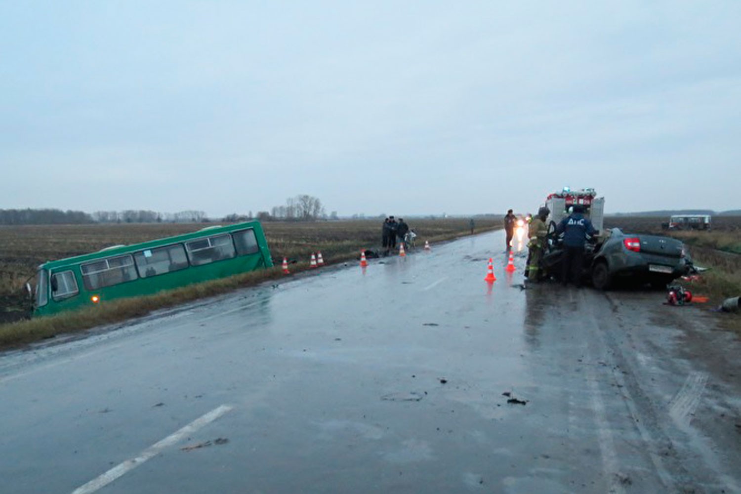 В жуткой аварии на трассе под Каменском-Уральским погибли люди, водитель в коме: Лада Гранта на большой скорости врезалась в автобус Богдан