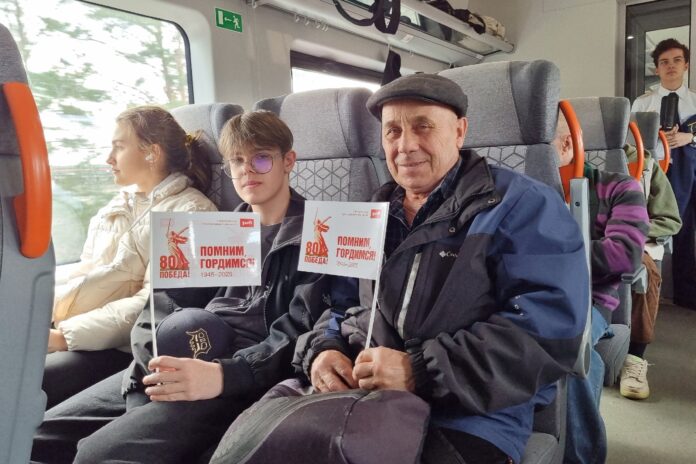 Как свердловские активисты развлекали пассажиров поездов перед 9 Мая: игры, лото и раскраски | Активисты «Движения Первых» провели патриотическую акцию в поездах Екатеринбург — Каменск-Уральский
