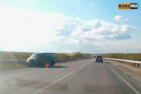 Одна из машин пострадала, жертв нет: на Южном обходе Каменска-Уральского женщина на Hyundai столкнулась со встречным Volkswagen