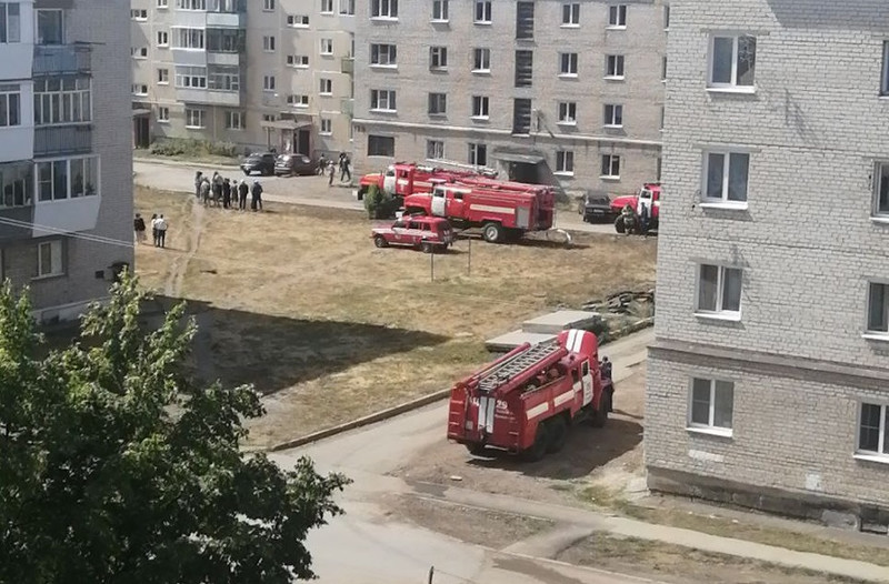 Эвакуированы люди, двое детей: в пятиэтажке в Каменске-Уральском произошел серьезный пожар, огонь охватил большую площадь