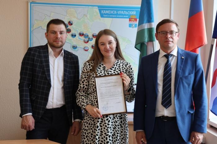 Молодая учительница русского языка и литературы из Каменска-Уральского почти бесплатно получит квартиру | Семья из Каменска-Уральского получила выплату на покупку квартиры