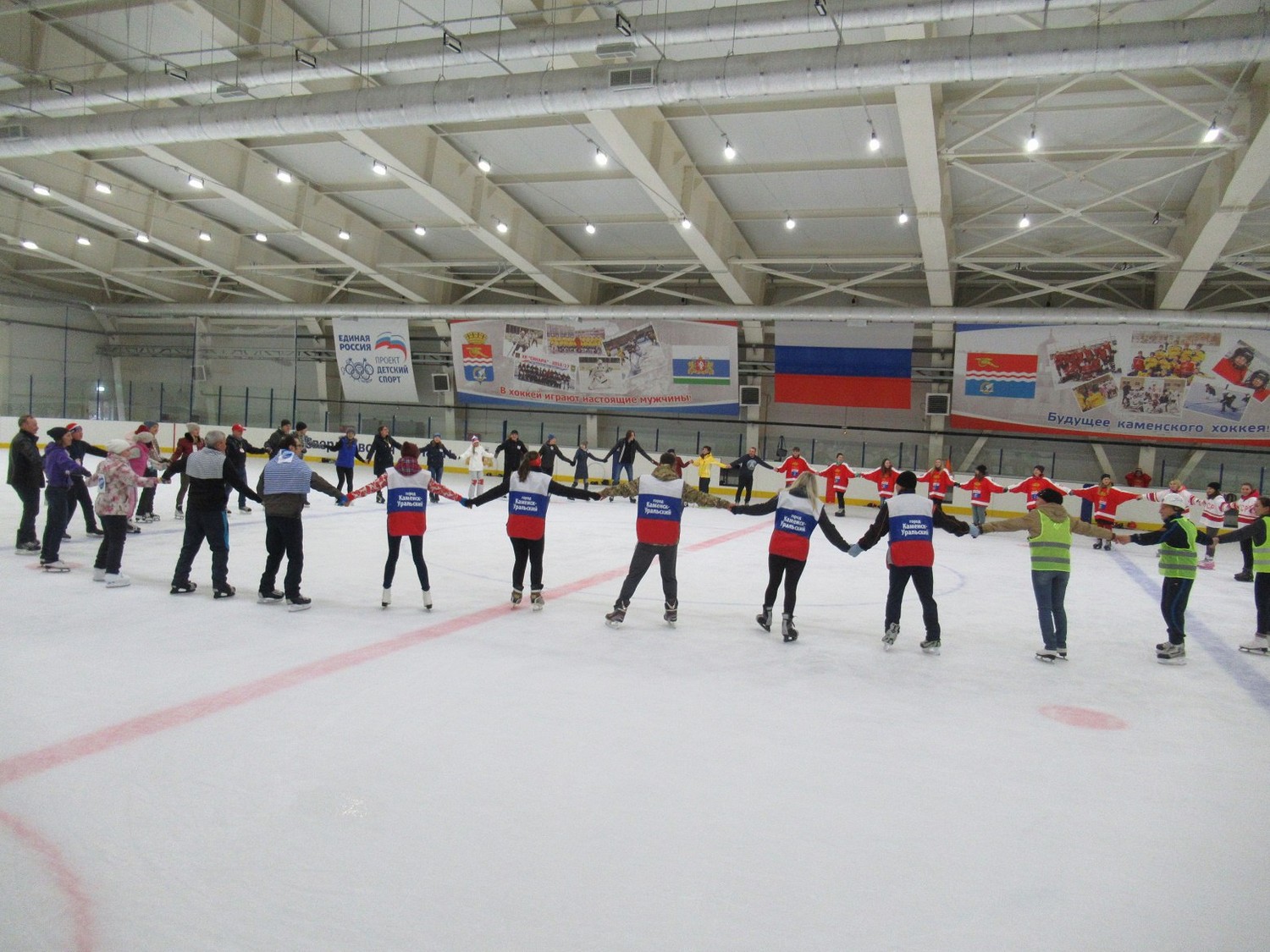 Чиновники Каменска-Уральского отметили профессиональный праздник на коньках на ледовой арене. «Это был час азарта и нешуточной борьбы»