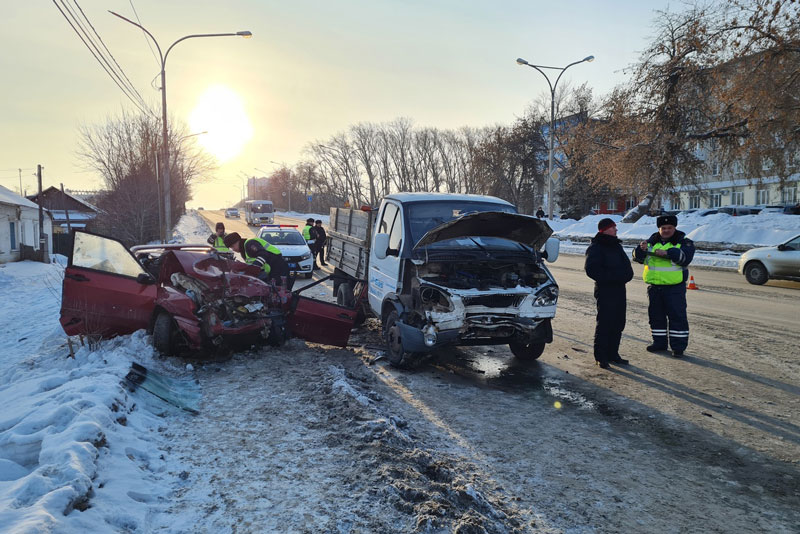 В Каменске-Уральском 17-летний пьяный водитель устроил аварию, его подруга – в реанимации