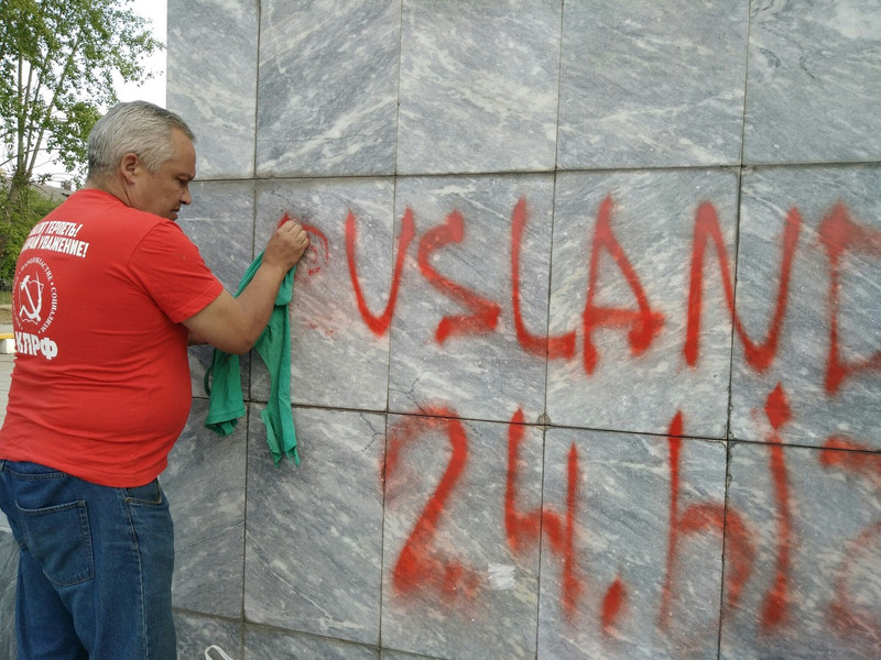 Каменские коммунисты очистили после «работы» вандалов единственный в Свердловской области памятник Карлу Марксу и Фридриху Энгельсу