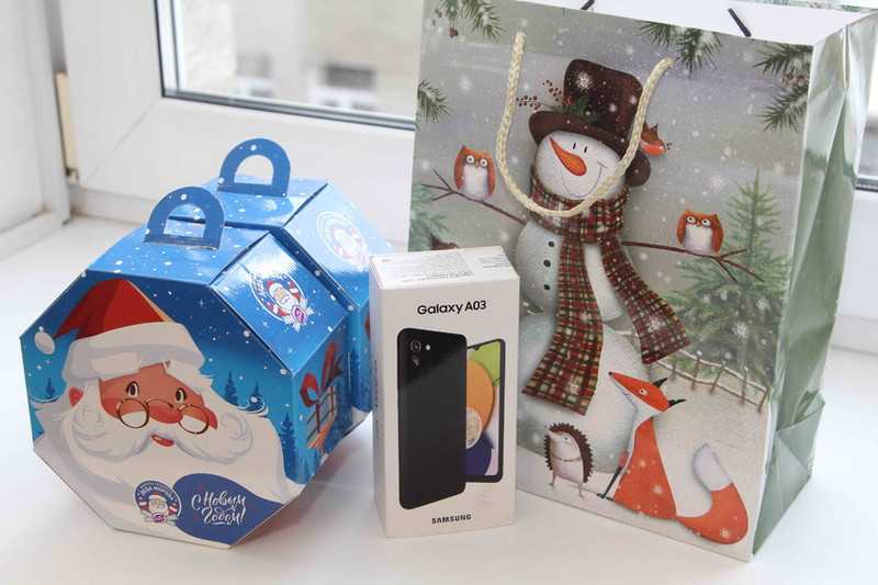 Семилетняя девочка из Каменска-Уральского получила смартфон от Деда Мороза