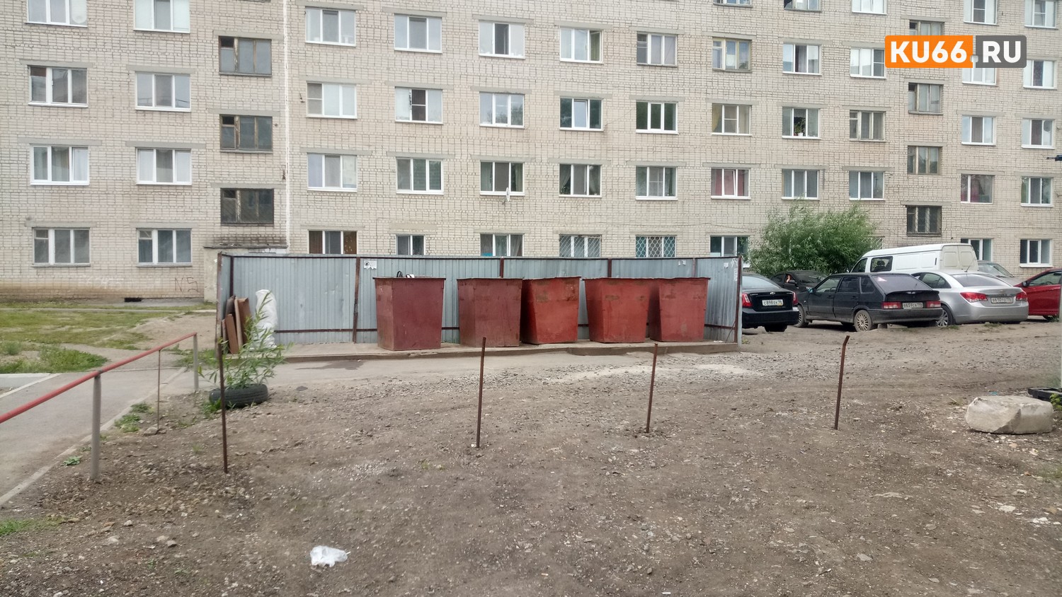 Жители одного из домов в Каменске-Уральском устали вдыхать «ароматы» мусорки. Просят перенести, но вместо реальных действий – «фига»...