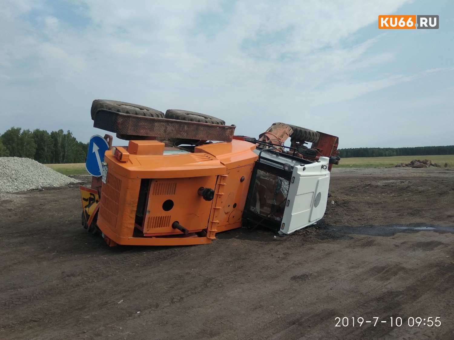 Немного промахнулся и опрокинулся: в селе под Каменском-Уральским грейдер рухнул с буксировочного трала. Без пострадавших