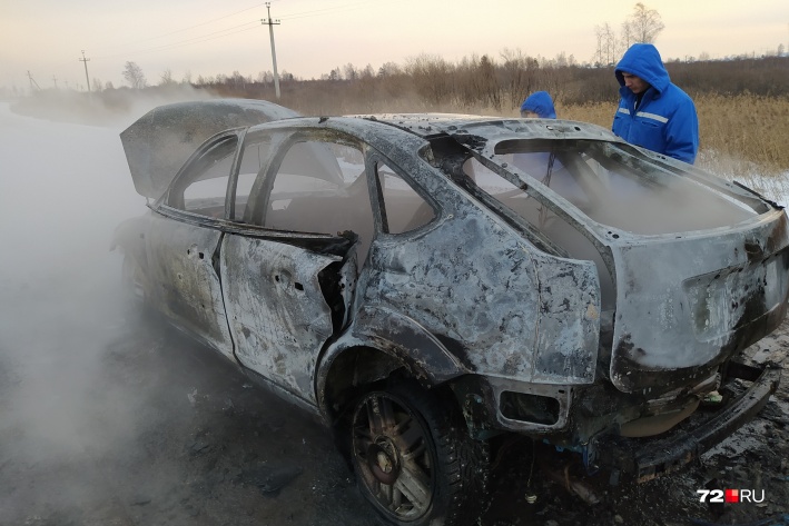 В Тюмени мужчина, который приобрел иномарку у перекупщика в Каменске-Уральском, погиб, когда автомобиль странным образом загорелся на трассе