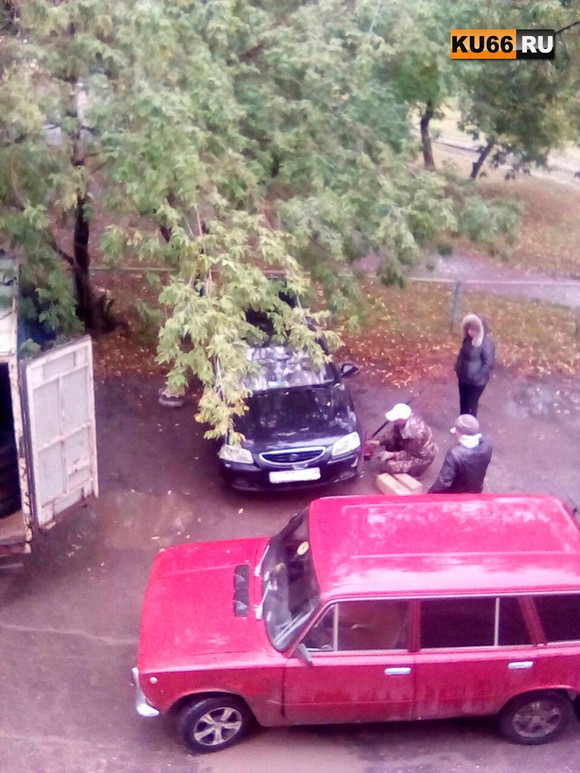 Мужчина в пьяном угаре взял в руки нож и пошел среди ночи гулять по Каменску-Уральскому. На ул. Чайковского искромсал колеса стоящих машин