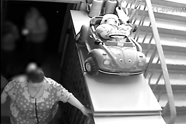 Родители избили 8-летнюю девочку и выбросили ее вещи на улицу