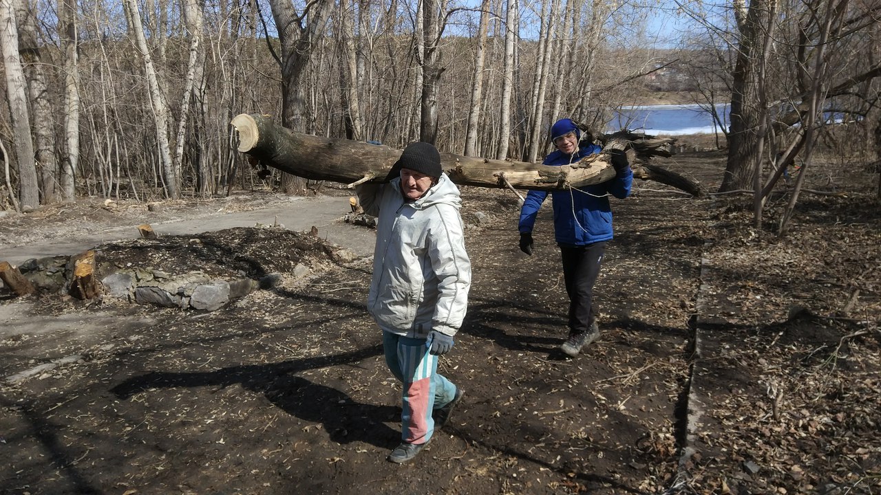 Волонтеры из «Города Нашего Времени» с новыми силами взялись за субботники в Каменске – уборку начали с Красногорки и были не одиноки...