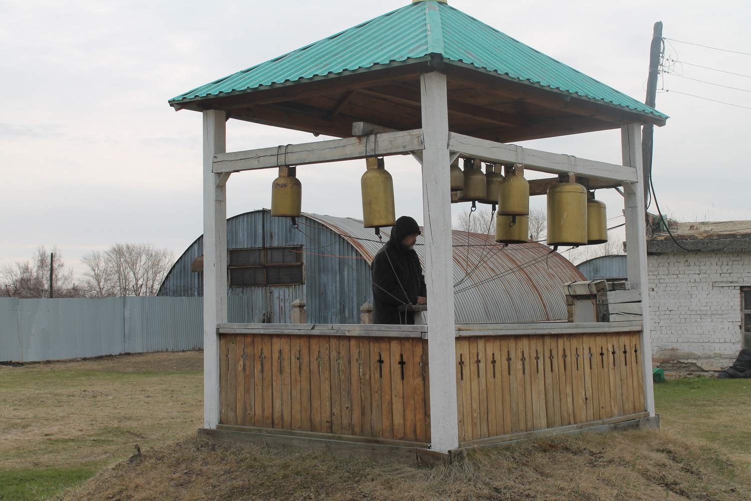 Тоже люди и тоже хотят праздника: в колонии-поселении Каменска-Уральского встретили Пасху за богослужением и были рады крашеным яйцам