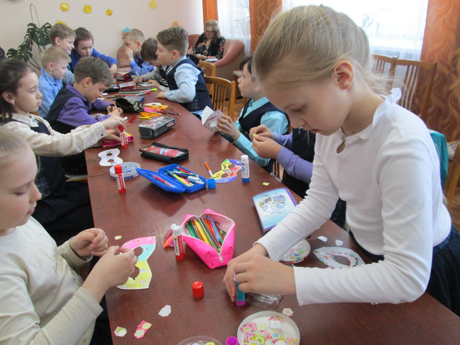 «Библиосумерки» прошли интересно: в Каменске-Уральском на фестивале детского чтения участники через «Кошкин дом» заглянули за кулисы театра