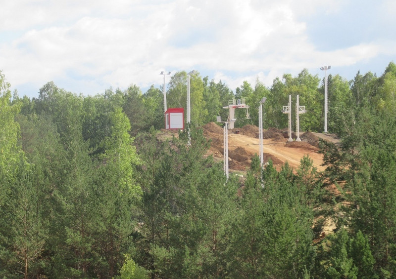 Новости со стройки горнолыжного комплекса Богатырек в Каменске-Уральском: установлены опоры, готовы светильники, строят бытовое здание