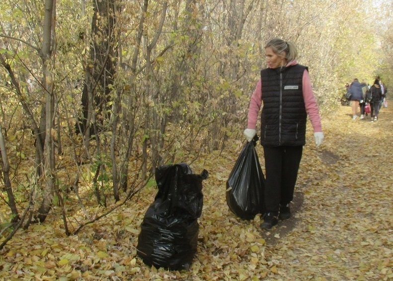 Субботник в четверг: сотни каменцев собрались на ул. Железнодорожной, чтобы привести ее в порядок перед зимой. Мусора набралось 150 мешков!
