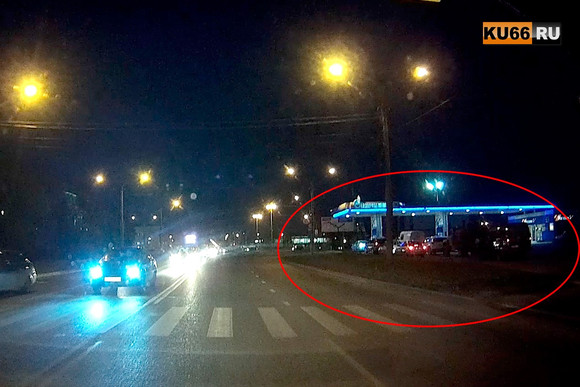 На заправках «Газпромнефть» в Каменске-Уральском - коллапс: банковские карты не обслуживают, водители стоят в очередях, не зная о проблеме