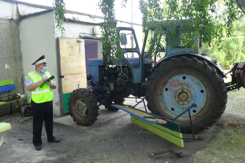 Трактор наехал на скамейку в селе под Каменском, где сидели старенькая бабушка и мужчина в возрасте. С травмами их увезли в больницу