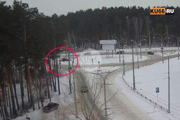 Каменск-Уральский в условиях "неожиданной" зимы: машины бьются, пешеходы с трудом перебираются по сугробам. Пострадавших нет. ФОТО, ВИДЕО