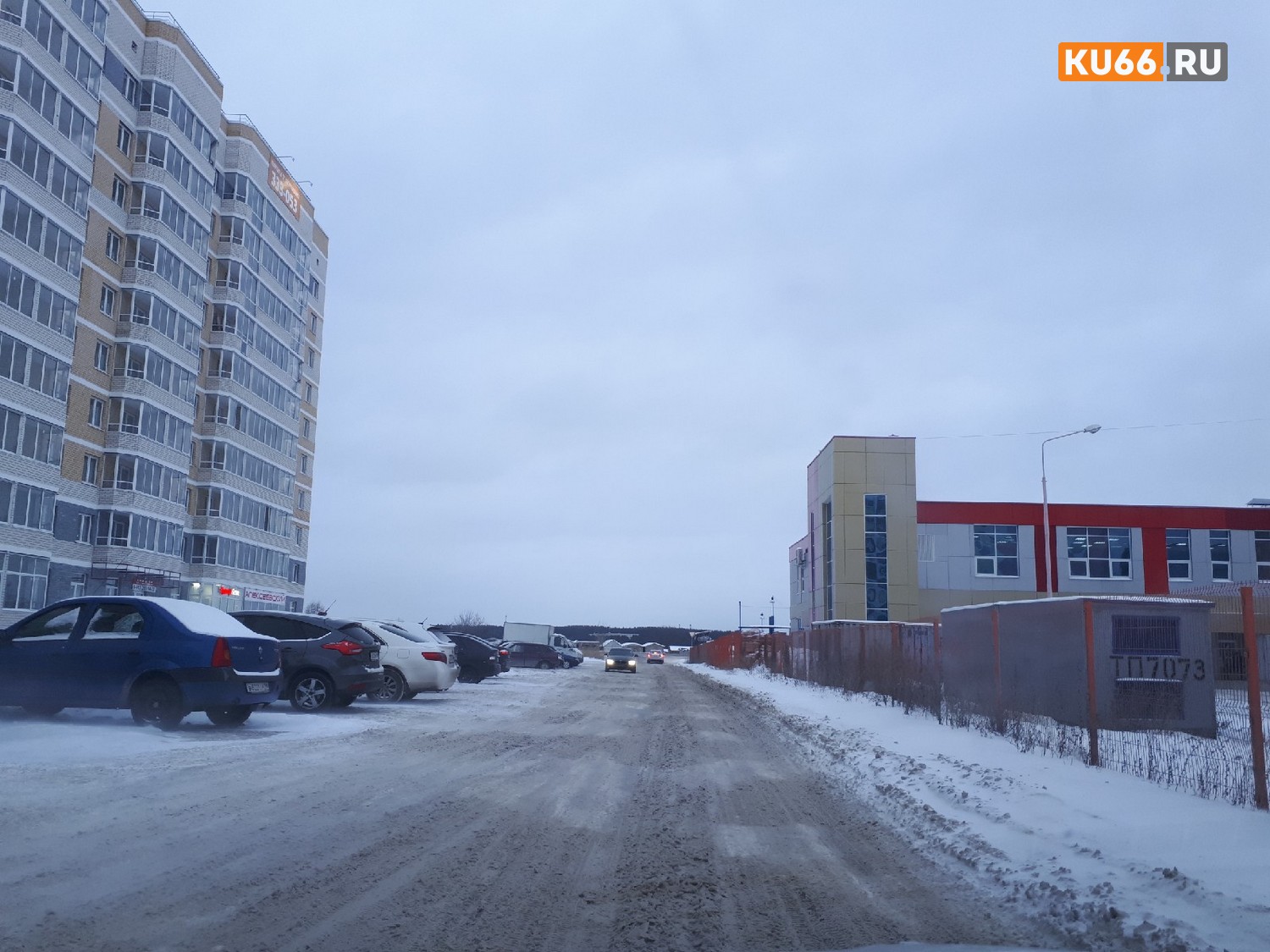 «Всю зиму не чистят, машины сносит»: жительница Каменска-Уральского жалуется на дороги рядом со своим домом. Кого винить – неизвестно...