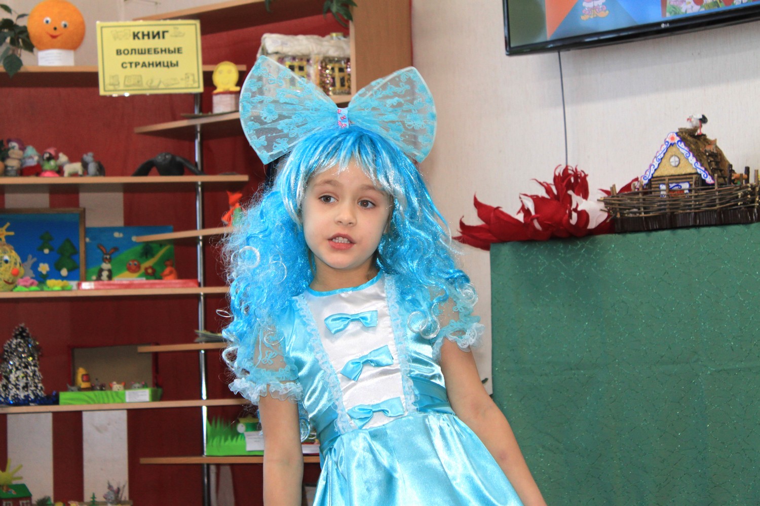 «Книжный бал», «Фигурный вальс» и «Парад литературных героев» прошли в Каменске, где подвели итоги конкурсов и раздали детям вкусняшки