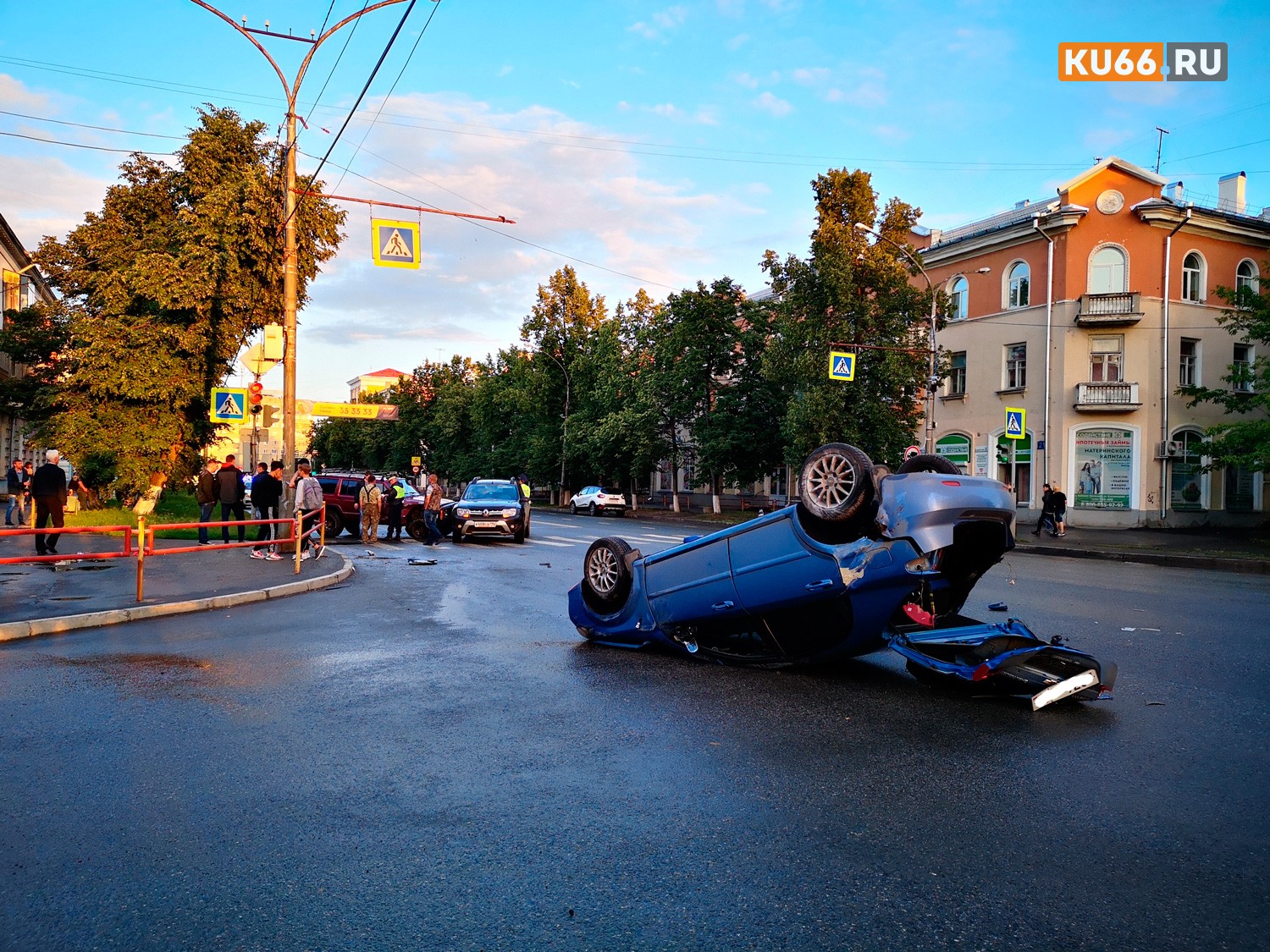 Невнимательность одного обернулась проблемами для двух ни в чем не повинных водителей: в аварии в Каменске-Уральском Chevrolet перевернулась