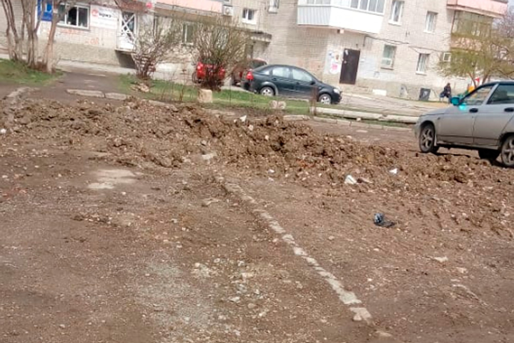 «Произвели ремонт и закопали, как придется...» В лучших российских традициях коммунальщики «благоустроили» газон в Каменске-Уральском