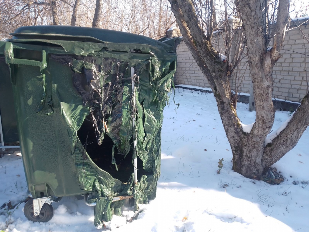 В Каменске-Уральском вандалы жгут новые мусорные контейнеры