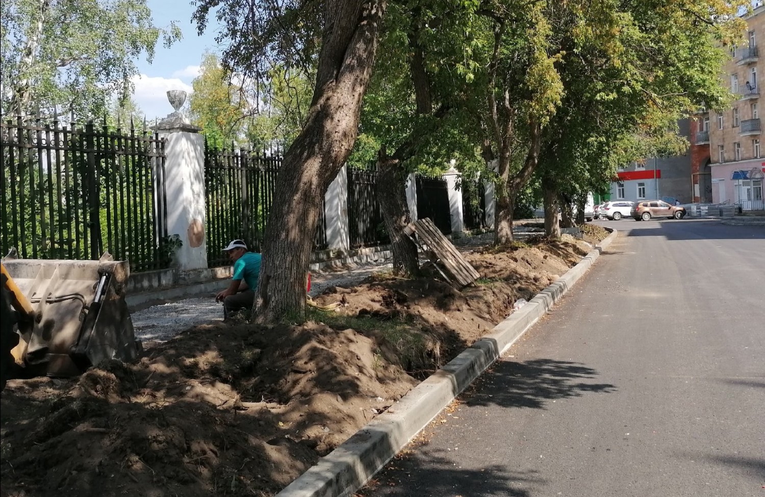 Рабочие в погоне за широким тротуаром повредили корни яблонь на ул. Строителей в Каменске. Жители возмутились, мэр приехал разбираться