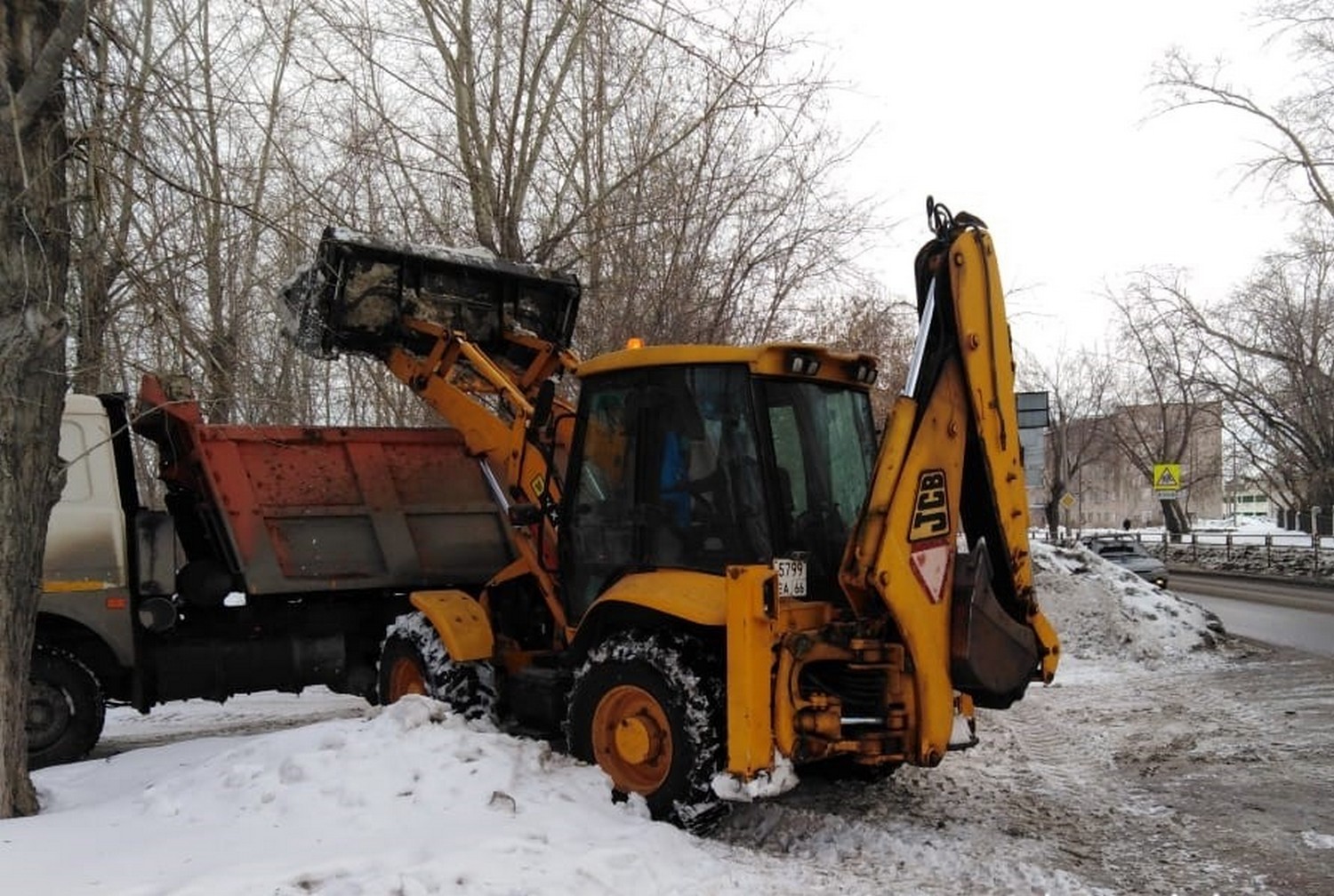 Коммунальщики воспользовались праздниками: в Каменске продолжается борьба со снегом — вывезли уже от горбольницы и Соборной площади