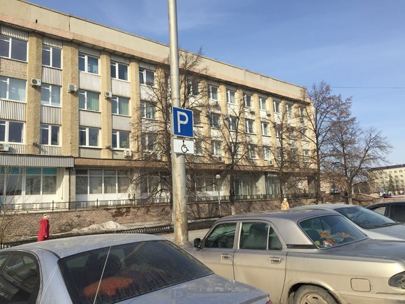 Госавтоинспекция и общественник устроили рейд по парковкам Каменска-Уральского. Автохамов наказывали рублем