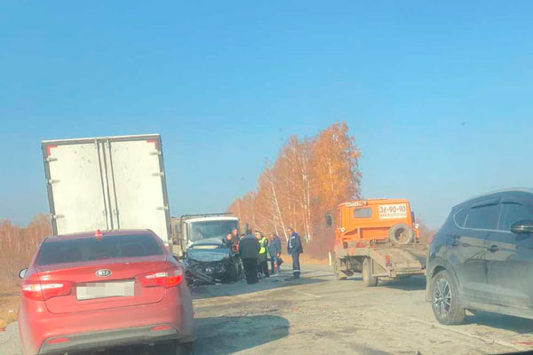 Движение автомобилей по трассе "Екатеринбург - Шадринск - Курган" открыто. Экипажи ГИБДД помогают водителям разъезжаться