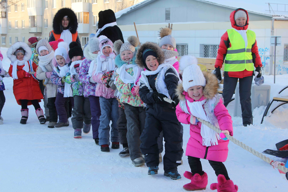 «Зимняя пора — не время сидеть дома»: для детсадовцев Каменска, несмотря на мороз, провели праздник «Снеговичок» в Тимирязевском сквере
