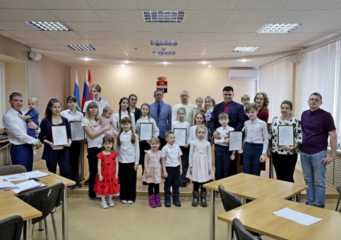 Шесть семей из Каменска-Уральского стали обладателями выплат на жилье | Молодые семьи Каменска-Уральского получили выплаты на жилье