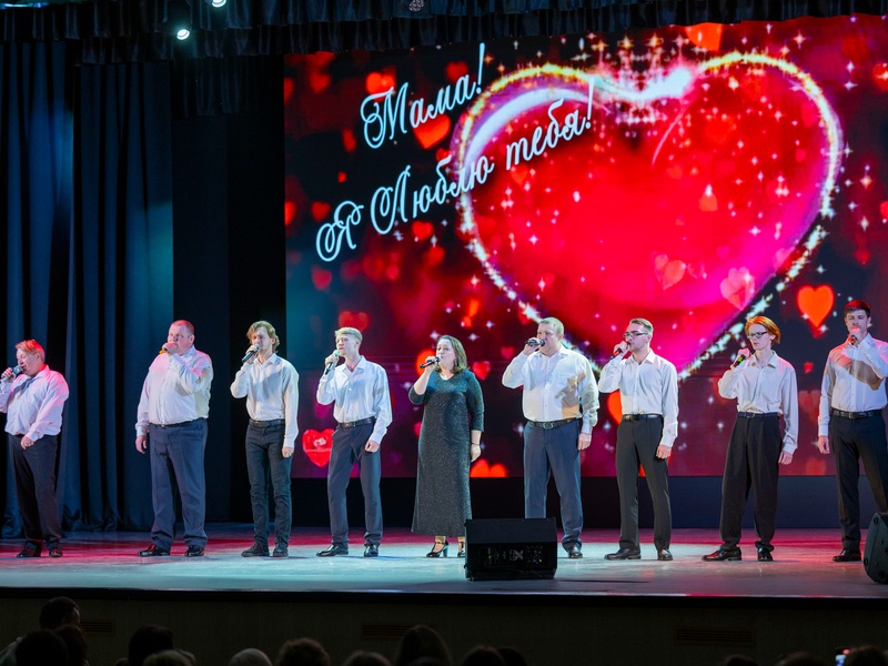 Как на СинТЗ отметили День матери и кого наградили «За материнские заслуги» | На СинТЗ поздравили сотрудниц с Днём матери и вручили высокую городскую награду