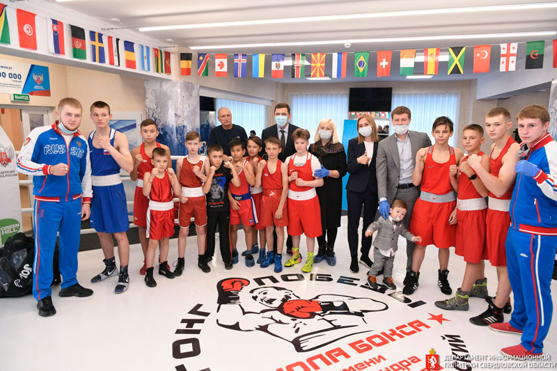 Евгений Куйвашев открыл школу бокса в Каменске-Уральском