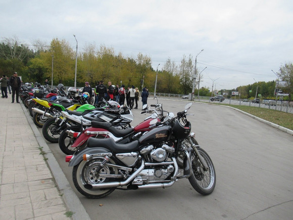 Съехались на площадь Ленкома. Байкеры из Каменска-Уральского закрывают мотосезон