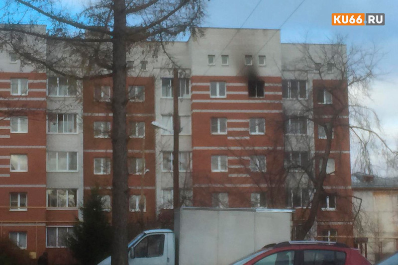 Из пожара в доме по ул. Алюминиевой спасатели выводили 17 человек, в том числе двоих детей. Жильцы: «Это самогонный аппарат ...»