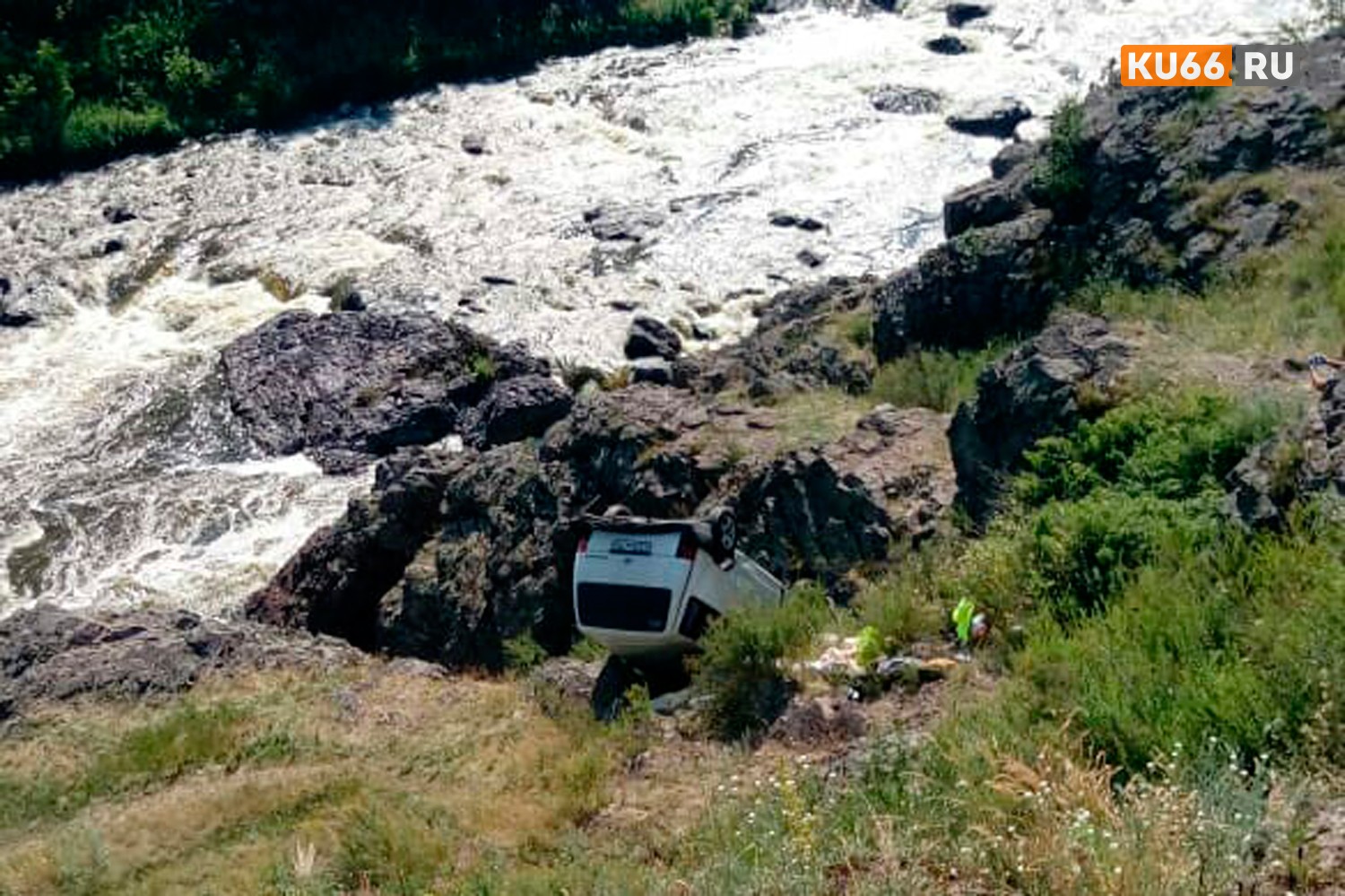 Под Каменском-Уральским со скалы сорвался микроавтобус. Обстоятельства случившегося очень странные...