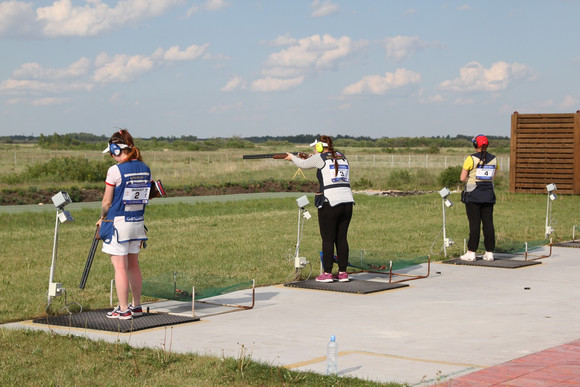 Юные стрелки: на базе стрелково-спортивного клуба «Синара» в эти дни проходит первенство России по стендовой стрельбе среди юношей и девушек Юные стрелки: на базе стрелково-спортивного клуба «Синара» в эти дни проходит первенство России по стендовой стрельбе среди юношей и девушек