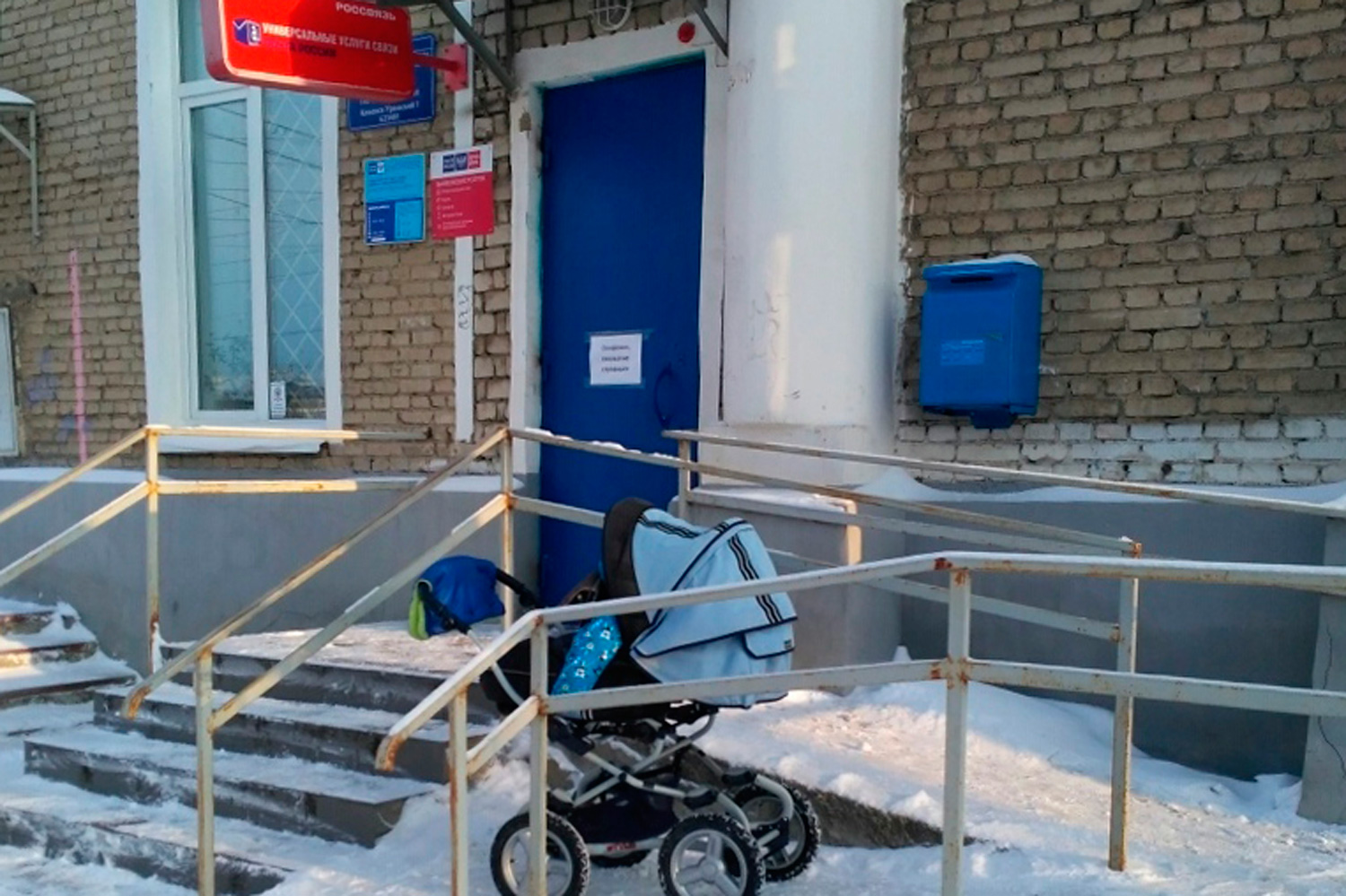 Жительница Каменска-Уральского зашла на почту с коляской, а ей сделали замечание, мол, – нельзя. Та возмутилась. Кто прав?