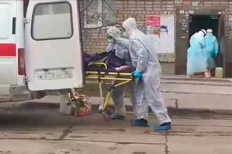 Обращение врачей горбольницы Каменска-Уральского — к населению: «Если видите во дворе медиков в защитных костюмах, то...»